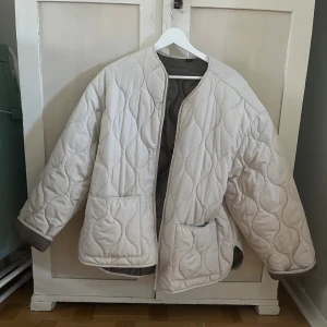 Beige quiltad pufferjacka - Quiltad beige jacka från Zara super najs och använd två gånger!