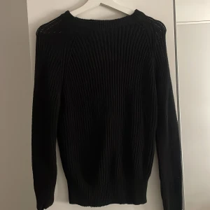 Svart stickad tröja  - Säljer en svart grovstickad tröja. Aldrig använd med lappen på