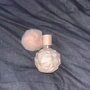 Ariana Grande - Säljer min Sweet like candy parfym av Ariana Grande. Den är 30 ml och är använd ca 1-3 gånger ! Boxen till parfymen kommer självklart med! Säljer den för 100kr+frakt