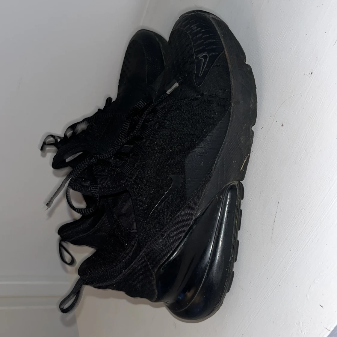 Svarta Nike Air Max 270 sneakers - 1