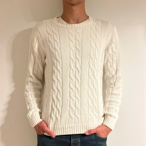 Bondelid kabelstickad tröja - En skön kabelstickad tröja från bondelid i storleken L (L/M). Nypris: 799kr. Vårt pris: 349kr.  Modellen är 190cm och väger 81kg. Hör av er vid frågor/fler bilder!