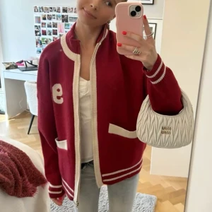 Röd cardigan jacka med vita detaljer - Säljer denna röda cardigan/ koftjackan som jag köpt ifrån Edikted, bilderna är inte mina då jackan är kvar i packetet den kom i och och igen tejpat för att postas, Den är helt oanvänd och är i storlek xs, den är verkligen så snygg men tyvärr passade den inte mig och gick ej att posta tillbaka till USA🩷Orginal pris: 1150kr men säljer för 565kr😊