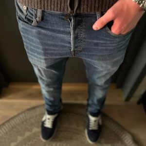 Blåa jack n jones slim jeans - Tja! Säljer dessa riktigt snygga jack n jones jeans | L30 W30 | Färg~blå | (Lagad innerficka! ) Jag på bilden är 181! | Hör av er vid minsta lilla fundering🙌