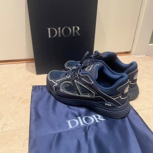 Dior b30 - Dior b30 ett par riktigt sköna skor som är riktigt snygga och är perfekt inför vintern om du vill ha dom snyggaste skorna i skolan!.