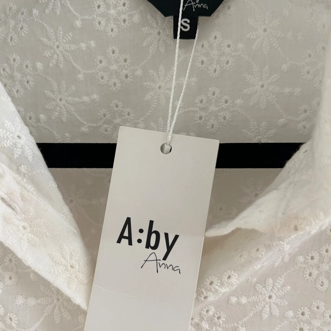 Vit broderad skjorta från A:by Anna
