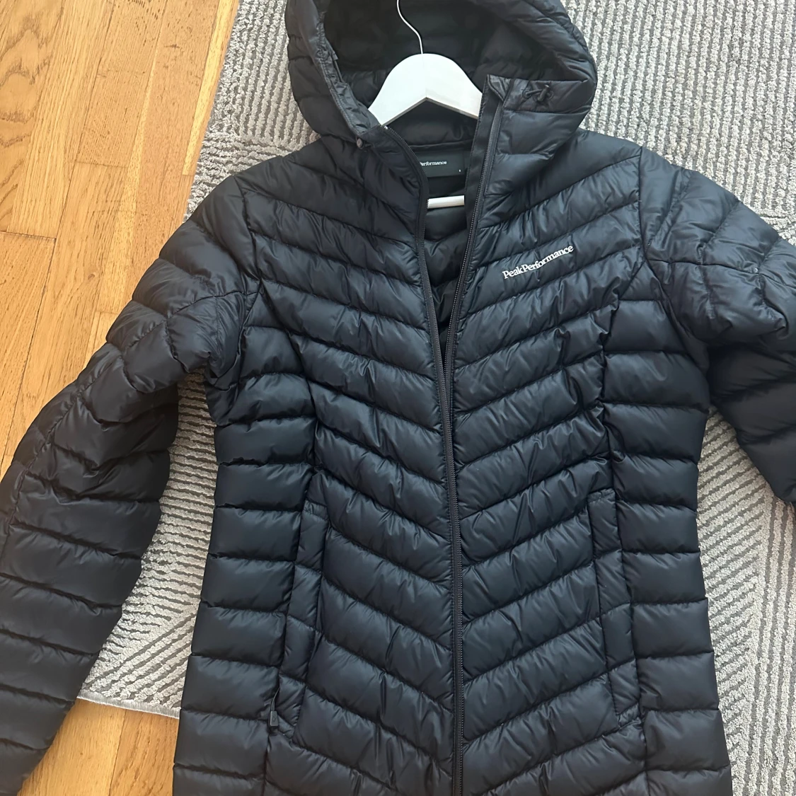 Svart dunjacka Peak Performance