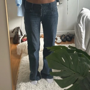 Mörkblå bootcut jeans - Säljer ett par mörkblå jeans med bootcut passform och klassiska femficksdetaljer. Snygga jeans från secondhand! Storlek 29, typ som en 38 eller 36a skulle jag säga! Brukar oftast ha 34/36 och dessa är aningen för stora! Perfekt i längd för dig som är 170 ish!😇😇 Lite slitna längst ner pga längden, annars skitnajs