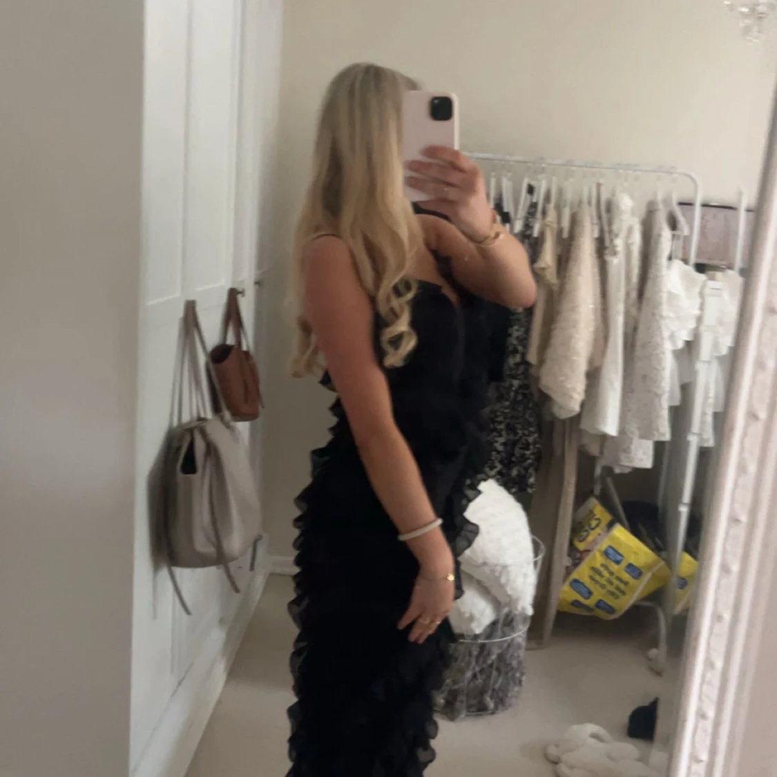 Svart långklänning med volanger - 2