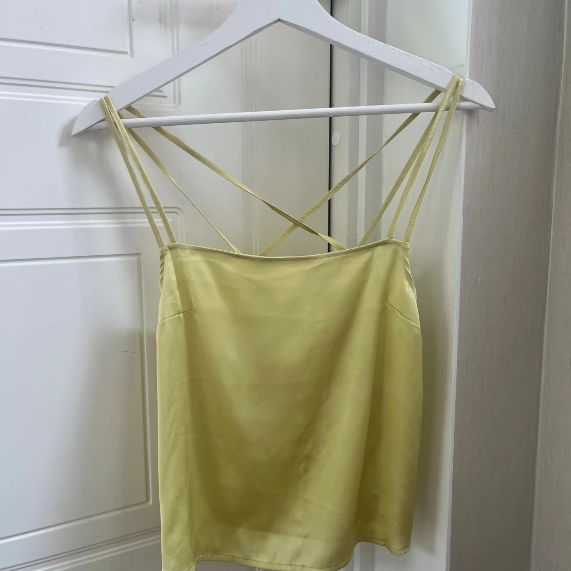 Ljusgul linnetopp med smala axelband