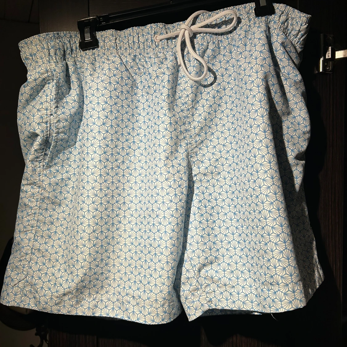 Blåvita mönstrade badbyxor