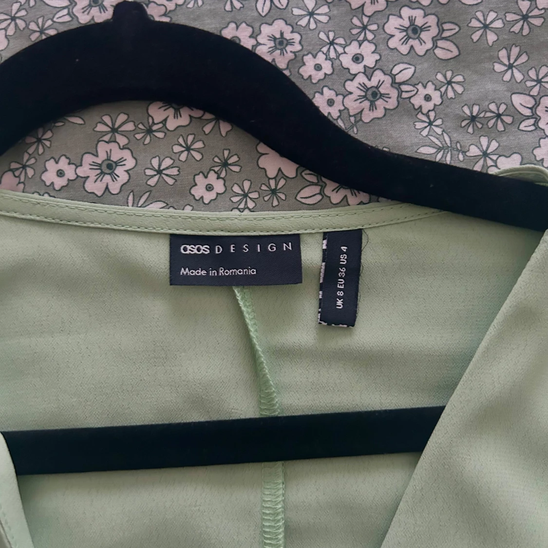 Ljusgrön blus med v-ringning från ASOS - 1