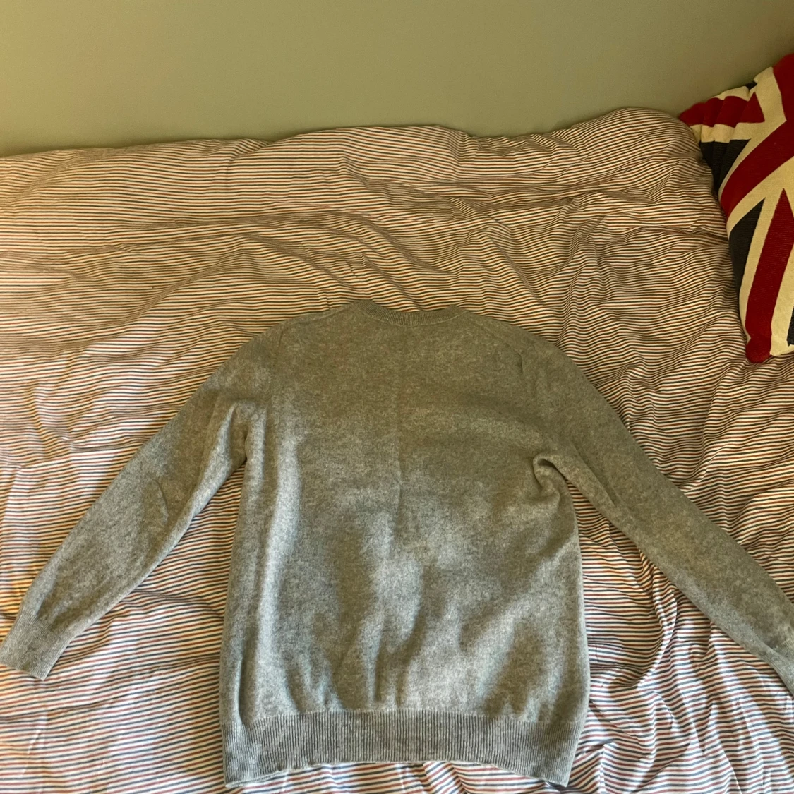 Grå stickad tröja i kashmir - 2