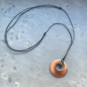 Halsband med berlock - Halsband med justerbart band och bronsfärgad berlock💕