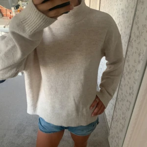 Beige stickad tröja - Jättefin beige stickad tröja med hög krage! Använd sparsamt så inga defekter💓