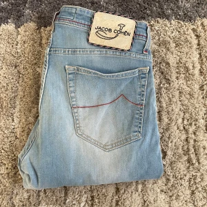 Jacob cohen jeans - Säljer ett par skit snygga Jacob cohen jeans. Ny pris är ca 5000kr, mitt pris är 1499kr! Priset är ej hugget i sten! Hör av dig vid funderingar!