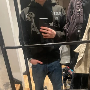 Bling lucid hoodie - Säljer denna svart bling lucid hoodie. Den är aldrig använd och har bara hängt på en galge sedan jag köpte den. Nypris 700. 