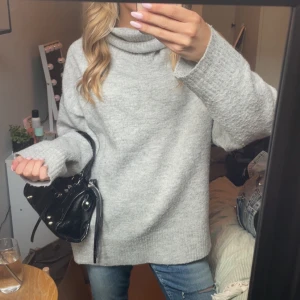 Ljusgrå oversized polotröja från Amisu - Supermysig ljusgrå polotröja med oversized passform och långa ärmar