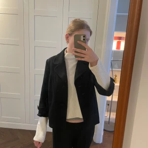 Svart trekvartsärmad kappa - Säljer min 3/4 ärmade kappa då den inte kommer till användning kappan har 3 stora knappar på framsidan och en ficka på vardera sida. Den är i jättefint skick! Storleken är S. Om nån vill ha fler bilder så hör av er. Priset kan diskuteras!❤️