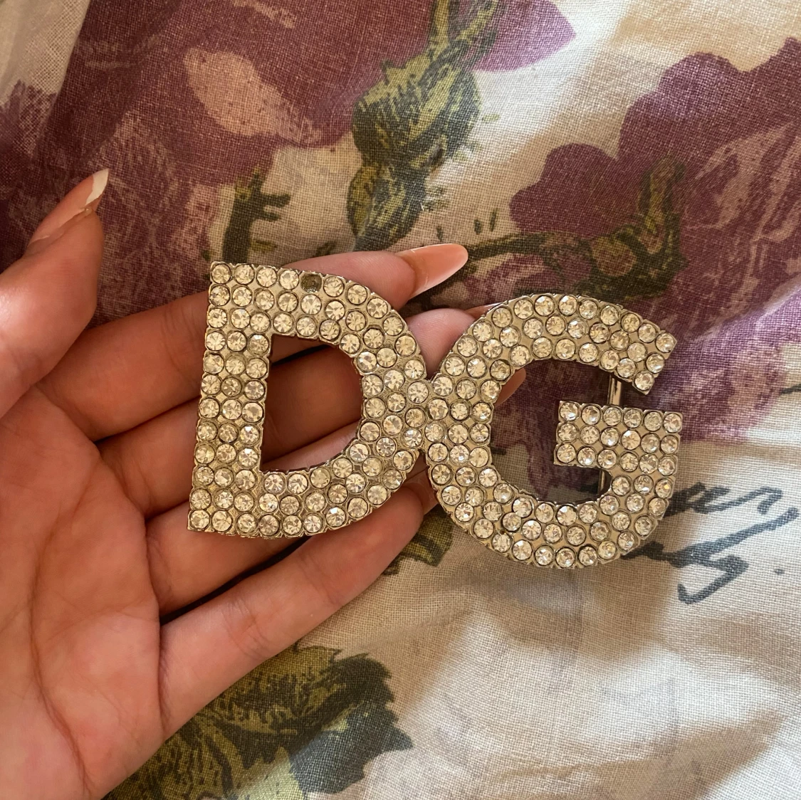 Glittrigt DG bältesspänne i silver - 2