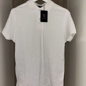 Vit piké från Lagency - Ny piké från Lagency, köpt på Therlunds. Storlek S men sitter precis som M, och passar bäst på dig som är ca 178-183cm. Hör av dig vid frågor eller funderingar!