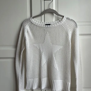Vit stickad tröja med stjärna KappAhl - Säljer min vita stickade tröja med en stjärna på ifrån Kappahl, kommer inte till användning. Passar mig som är XS