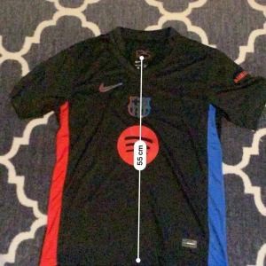 Barcelona Jersey  - Säljer en helt ny Barcelona Jersey i storlek S som är i ny skick. Hör av er om ni har några frågor!