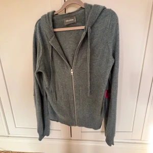Zadig zip up - Super snygg och populär zip up från Zadig. Köpt för ca 3500 men endast använd en gång så som ny. Passar xs-m