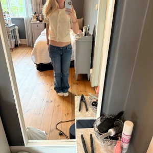 Supersöt stickad Kofta med knappar!! - Säljer en supersöt kortärmad stickad kofta med knappar!! I nyskick, storlek xs men passar mig som brukar ha S. Skriv gärna om du har frågor!!🌸