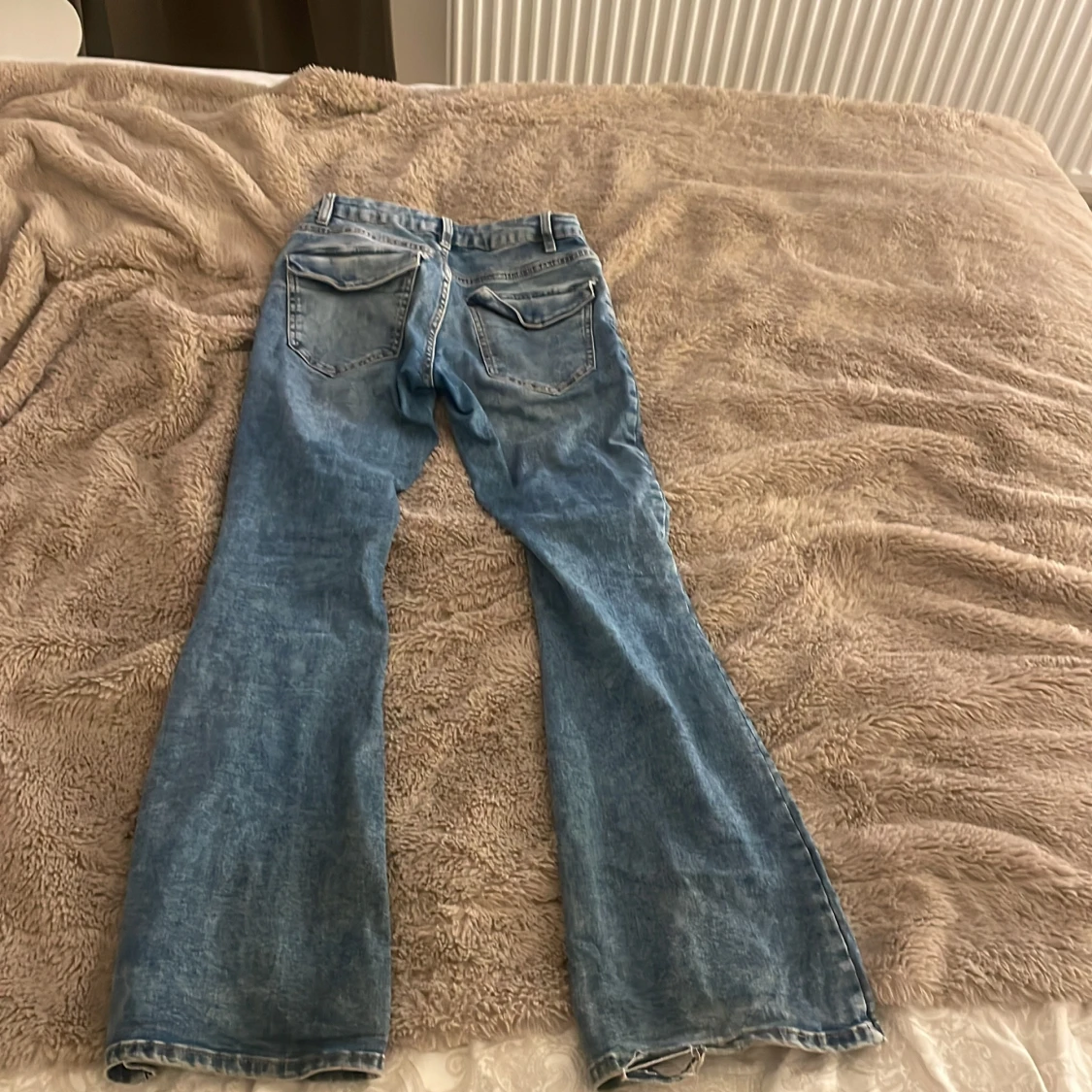 Blå bootcut jeans från Lindex - 1