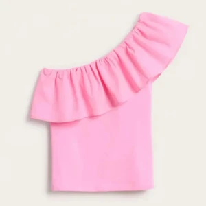 Rosa one shoulder topp från Kappahl - Supersöt rosa topp från Kappahl med volang och one shoulder-design. Perfekt för dig som vill sticka ut med en färgglad och trendig look. Gjord i mjuk bomull som känns skön mot huden. Passar perfekt till jeans eller kjol för en cool outfit. S/Xs