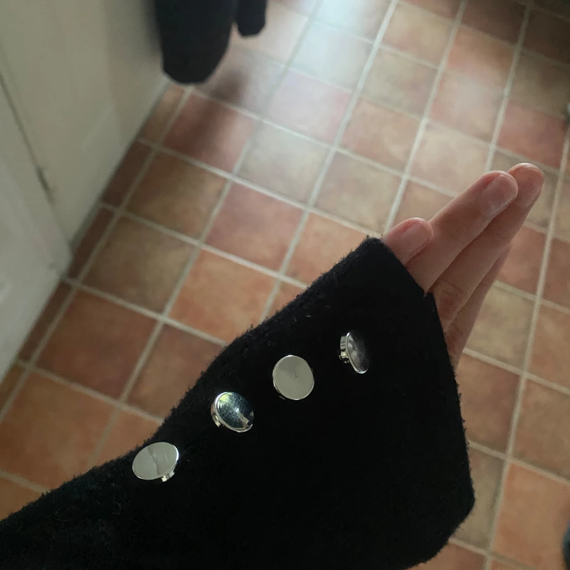 Svart långärmad tröja med knappar - 2