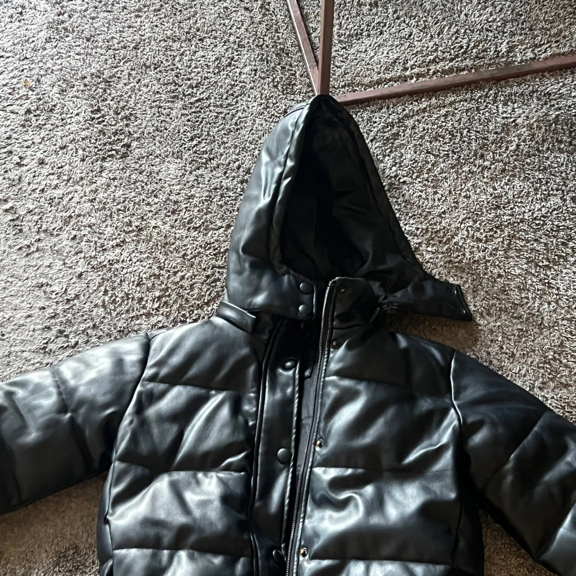 Svart pufferjacka i skinnimitation - 1