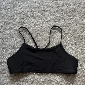 Svart bikiniöverdel  - Svart bikiniöverdel. Superfin