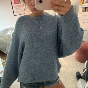 Blå stickad tröja - Stickad blå tröja ifrån Carin Wester🩵