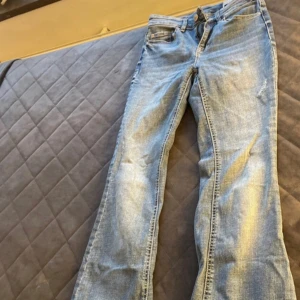 Ljusblå bootcut jeans från veromoda  - Säljer ett par ljusblå veromodA jeans med bootcut passform. Klassisk femficksmodell med dragkedja och knapp. Jeansen har en snygg tvätt och är perfekta för dig som gillar en avslappnad men ändå stilren look.