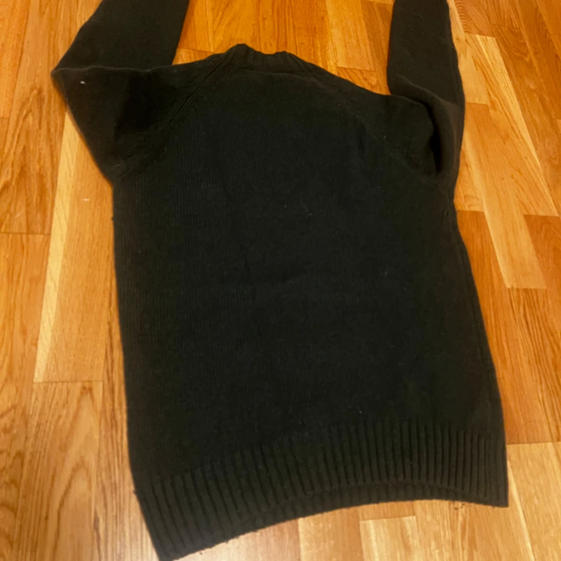 Mörkgrön stickad tröja med rund hals - 2