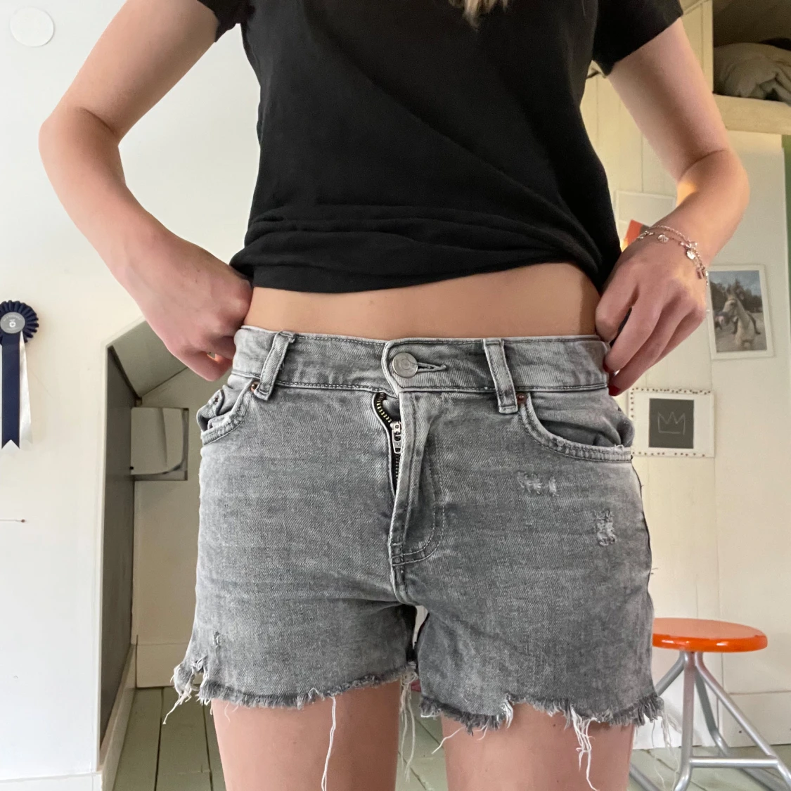 Grå jeansshorts med råa kanter - 2