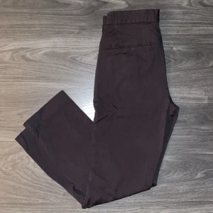 Hugo Boss Kostymbyxor - Säljer ett par nästan helt oanvända svarta kostymbyxor från Hugo Boss, då jag har vuxit ur dom! Storlek (46). Pris kan diskuteras vid snabb affär!