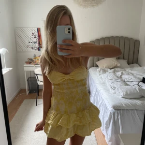 gul Zara klänning - Miniklänning Zara i nyskick 
