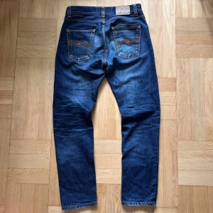 Nudie Jeans - Ett par mörkblåa jeans från Nudie med snygga fades. Modellen är Steady Eddie. W30 L30. Jeansen är i fint skick. Hör av er ifall ni har några frågor! 