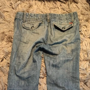 Low jeans från GAS - Midja: 38 Innerbensmått: 76 Passar mig som är 163 cm Jättefina low jeans flare men tyvärr för små för mig. Från gas Passar xs/s