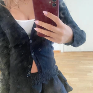 Stickad svart kofta! - Fint skick! Står ingen storlek men sitter som en S ungefär!💕