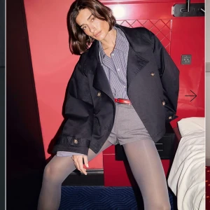 Svart trenchcoat från NA-KD - Helt oanvänd, lappen kvar. Storlek 32. Går att ta av nederdelen och göra till en kort trenchcoat också, som två jackor i en. Bra till hösten då den har en tålig yta. 