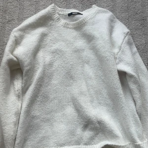 Vit stickad tröja från BikBok - Mysig vit stickad tröja från BikBok i storlek S. Tröjan har rund halsringning, långa ärmar och en enkel, clean look som är lätt att matcha. Perfekt för lager-på-lager och chill dagar.