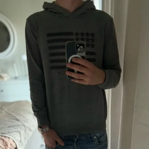 Woolrich hoodie - Tja! Säljer en riktigt snygg Hoodie ifrån Woolrich | Storlek~s | Färg~grå | Jag på bilden är 181! | Hör av er vid minsta lilla fundering🙌