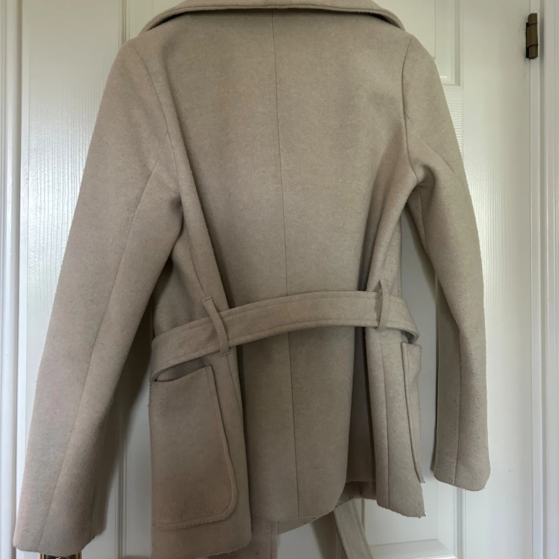 Beige kappa från Vero Moda med bälte - 2