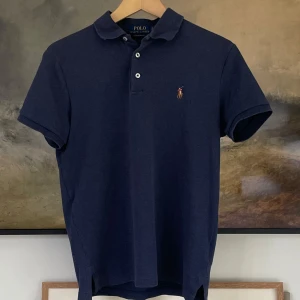 Ralph Lauren Piké - Säljer en snygg Piké från Ralph Lauren i skönt material | Skick: 8/10 Storlek: S | Mått: Axelbredd: 43cm Axel till midja: 57cm Ärmen: 19cm | Nypris: 1595kr Mitt pris: 399kr | Tveka inte på att ställa frågor privat!💯