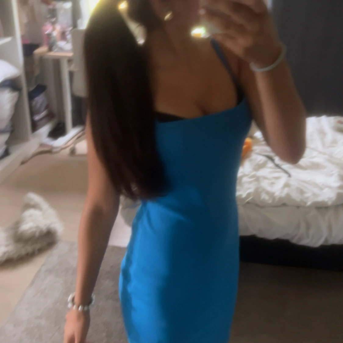 Blå tight kortklänning med smala axelband - 1