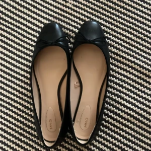 Svarta ballerinaskor från Mango - Klassiska svarta ballerinaskor från Mango. I bra skick! 