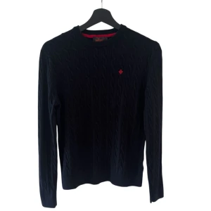 MORRIS TRÖJA - Morris kabelsticakd tröja - Sitter som XS (står L på lappen) - 100% merinoull - Mycket fint skick - Hör av er vid minsta fundering // Deluxecloset 